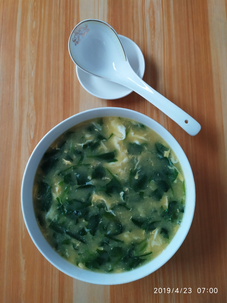 养生汤=菠菜+鸡蛋+虾仁+玉米面的做法