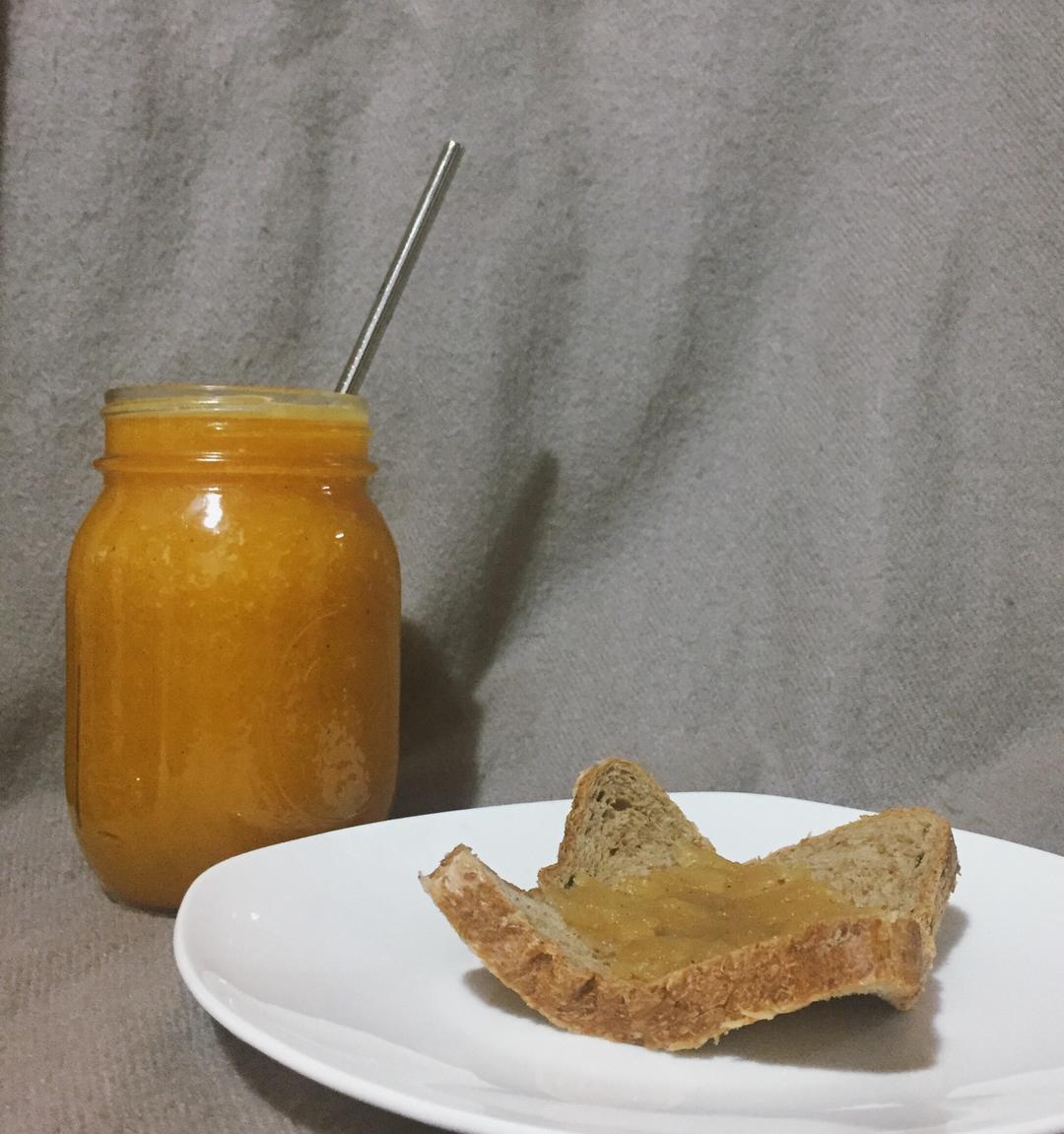 万圣节的蜂蜜肉桂南瓜汁