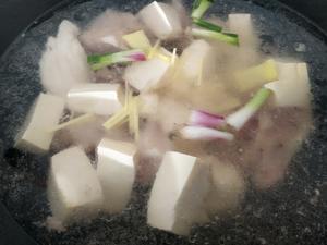 豆腐鱼头汤的做法 步骤3