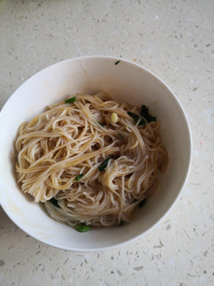 葱爆面—就是汪涵在天天向上里面做的那个啦