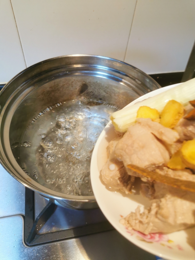 香喷喷的下饭菜：土豆芸豆炖排骨的做法 步骤3