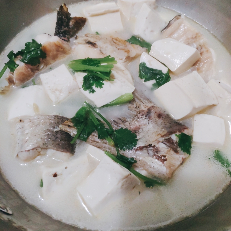 奶白鱼肉豆腐汤的做法