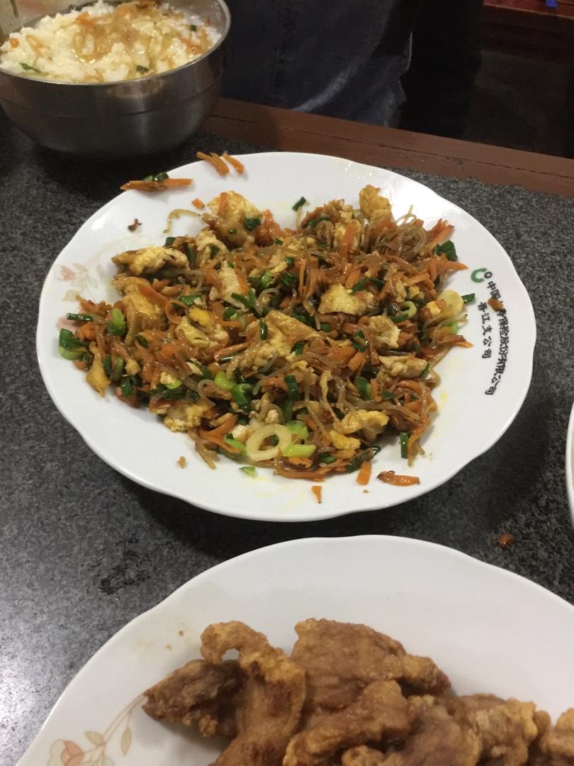 红薯粉不要煮着吃了，加泡菜一起炒，酸辣爽口还下饭，不怕没胃口
