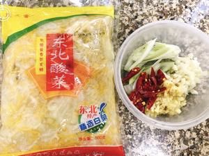 东北酸菜炖白肉的做法 步骤2