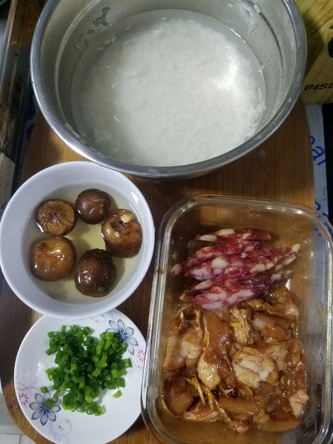好吃的炸裂的砂锅广式腊味鸡煲仔饭的做法 步骤1