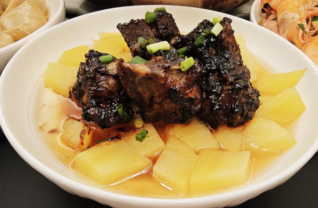 香酥排骨蒸土豆
