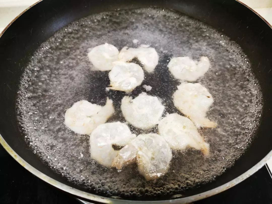 一道冷热皆美味的—毛豆鸡头米烩百合虾仁的做法 步骤3