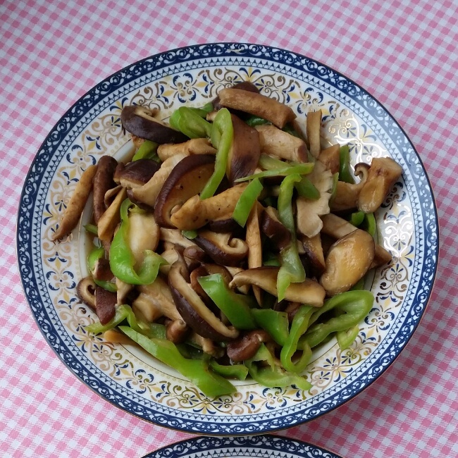 青椒炒香菇