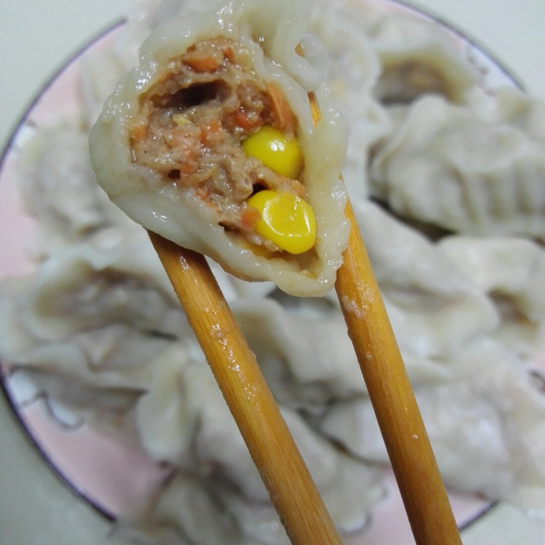 一朵奇葩i4gx做的胡萝卜玉米饺子