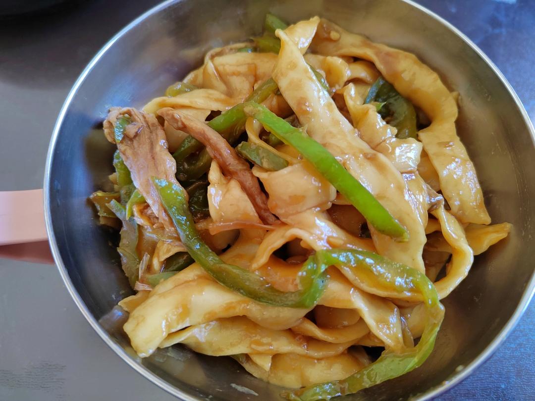 尖椒肉丝炒刀削面