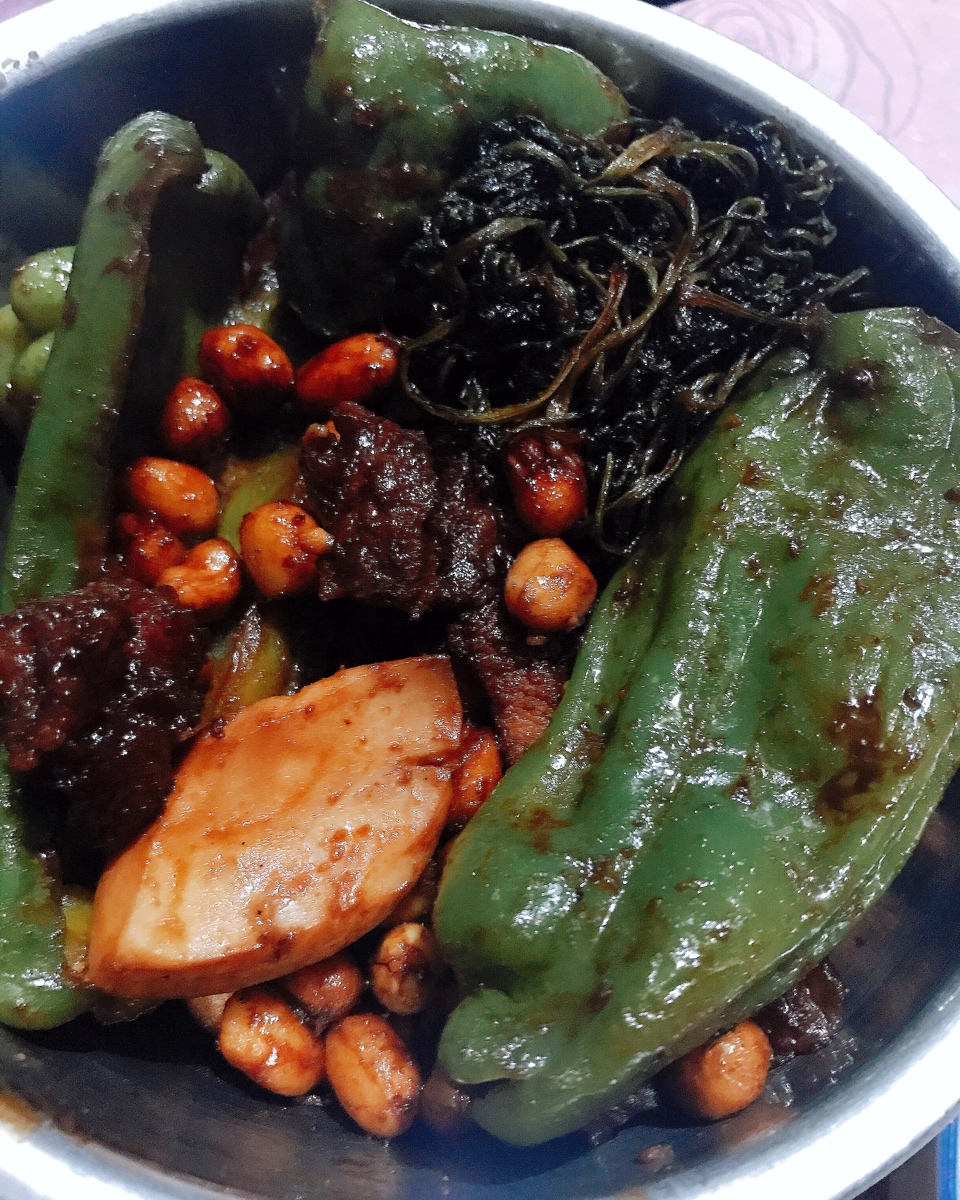 东北下饭菜：牛肉炖香菜、辣椒、花生米
