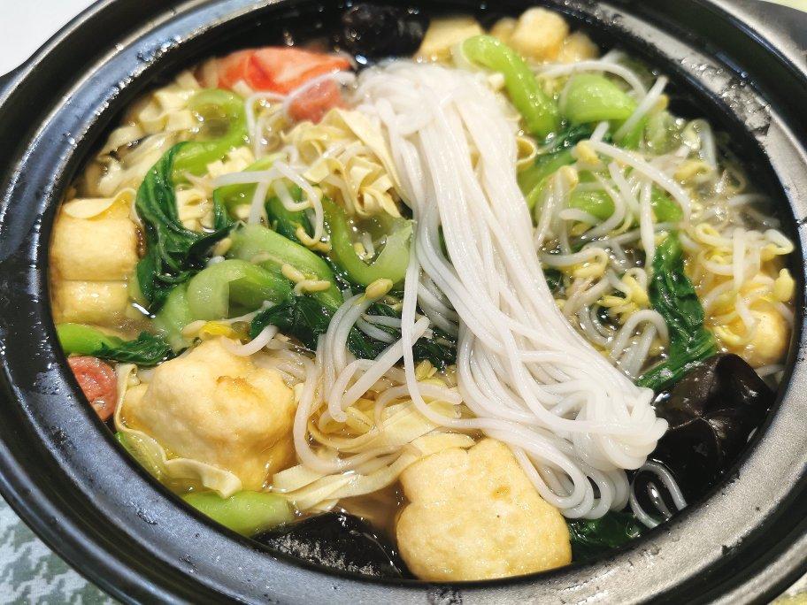 砂锅鸡汤过桥米线