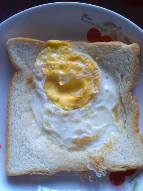 土司煎蛋 Egg-in-a-hole