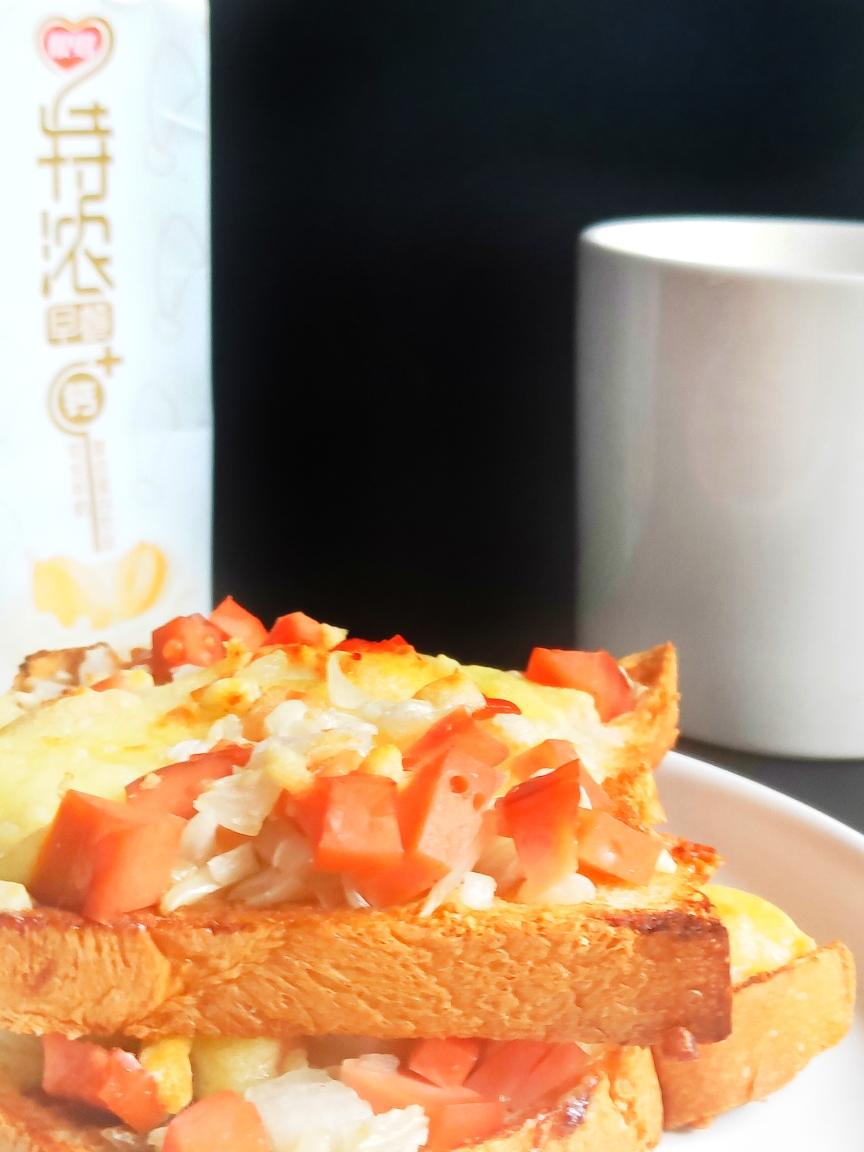 消灭家里吐司的快手早餐～吐司披萨的做法