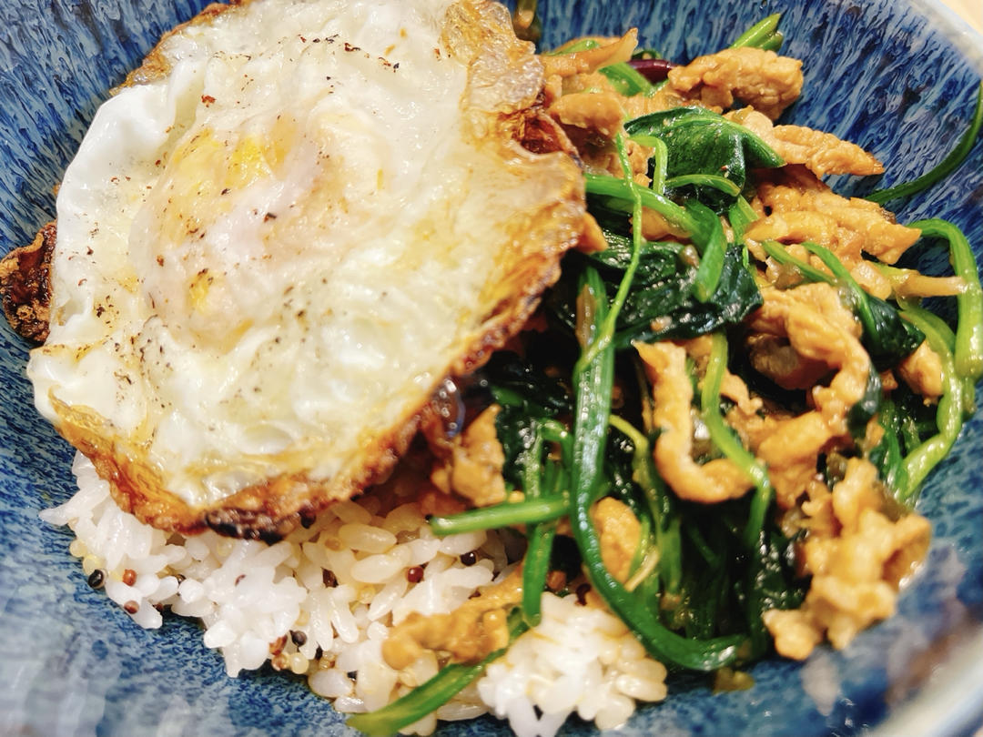 【美味的广场】好吃到刮碗底的泰式菠菜炒猪肉盖饭BY白种元 태국시 시금치고기 텊밤