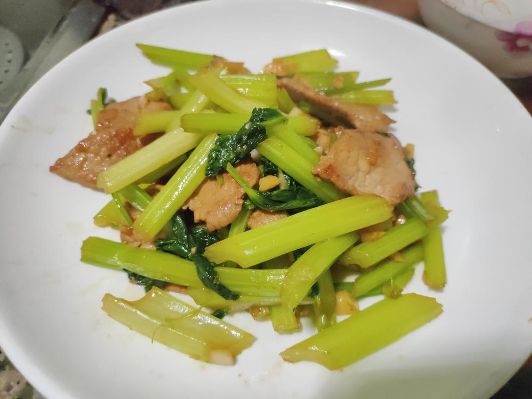 清爽解腻，开胃下饭的西芹炒猪肉