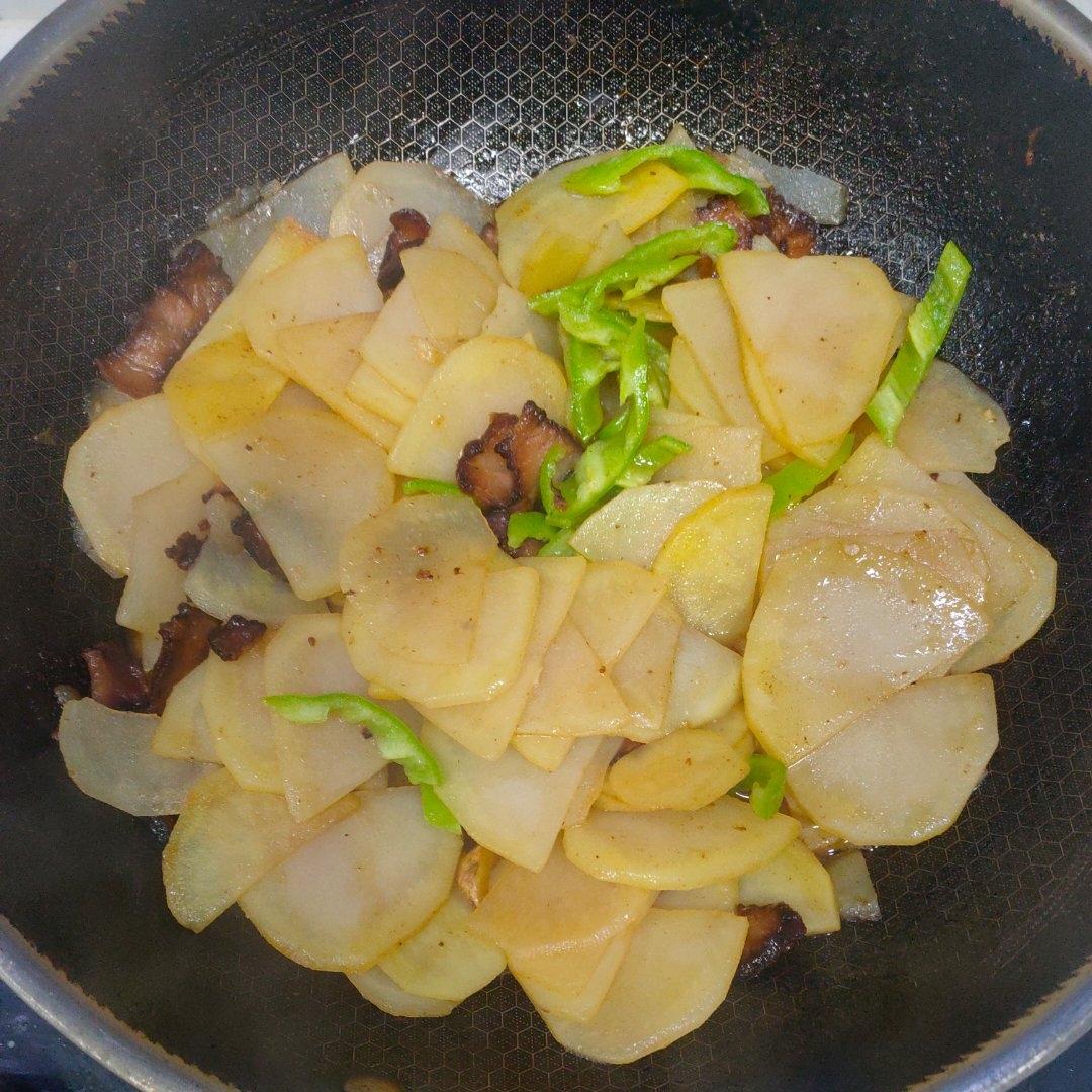 腊肉炒土豆片