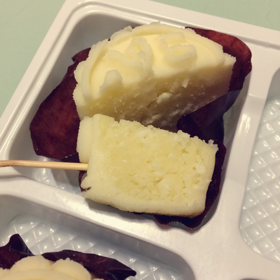 椰香芝士奶黄冰皮月饼