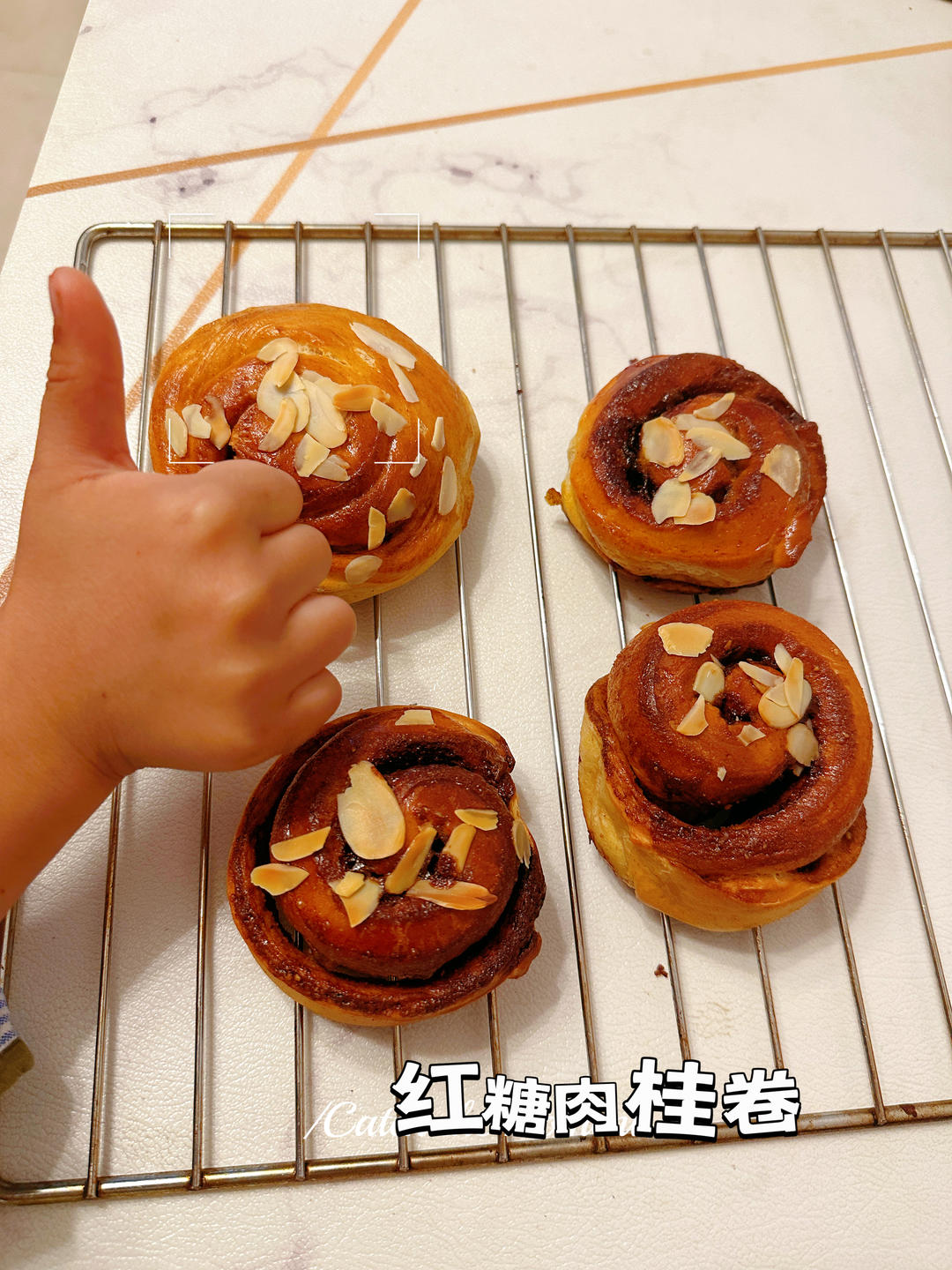 寒冷的冬天，来个「焦糖苹果肉桂卷」吧！
