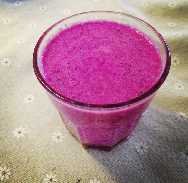 兔小蜡爱烘焙做的红心火龙果奶昔