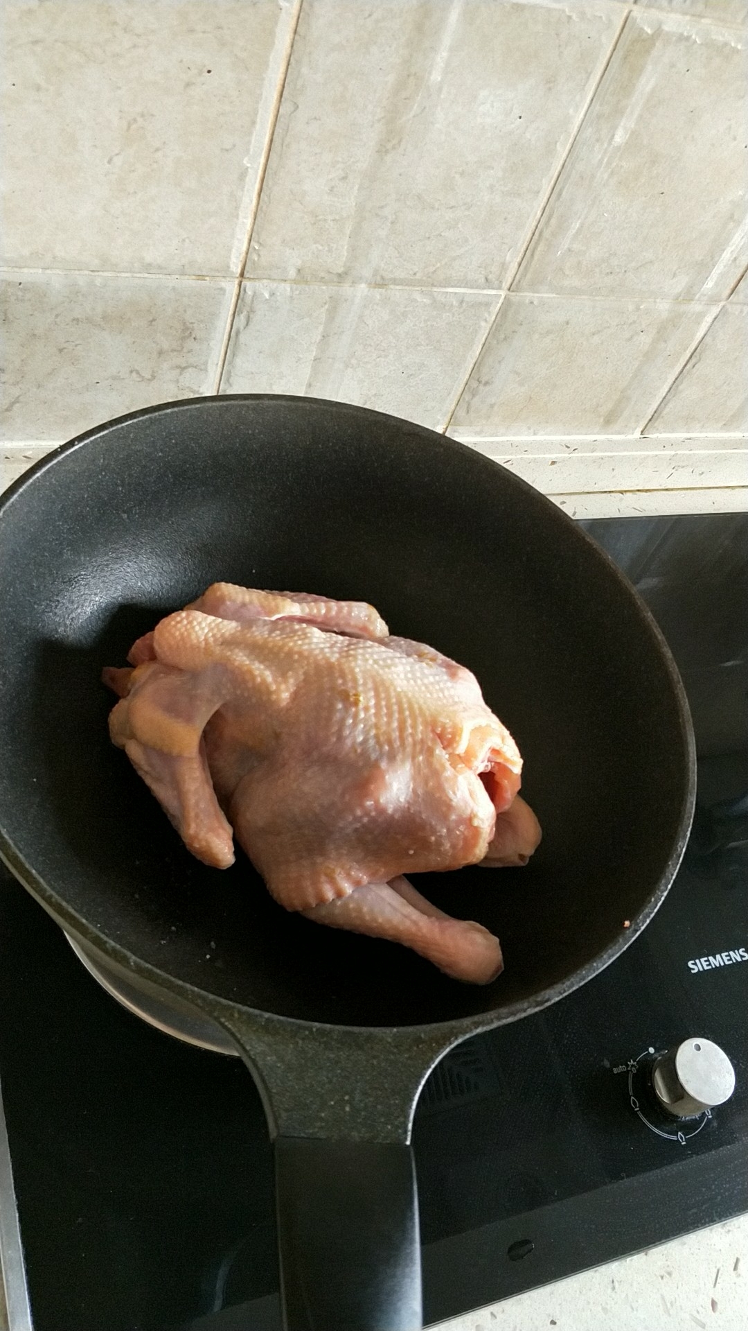 菜鸟电饭煲焗鸡🐔。硬菜一道的做法 步骤1