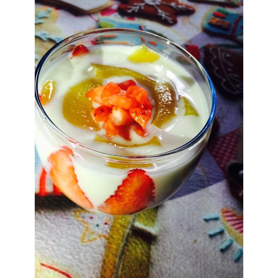 杯壁水果酸奶