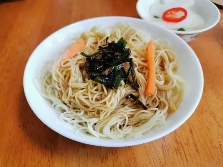 葱油拌面Spring Onion Noodles