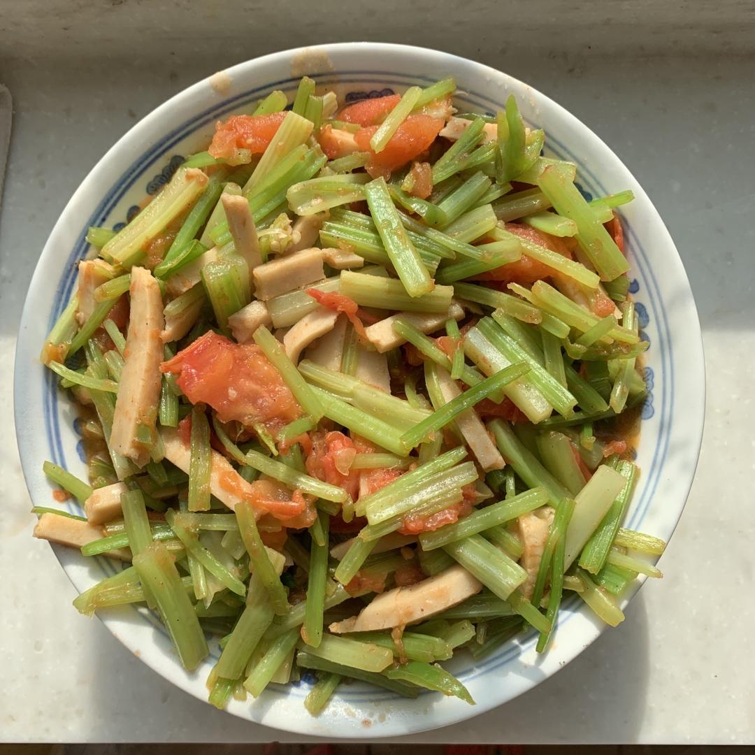 芹菜西红柿炒火腿肠