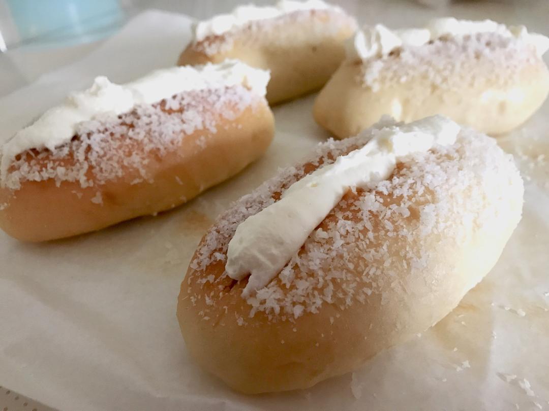 儿时去面包房必买的［椰丝奶油包］