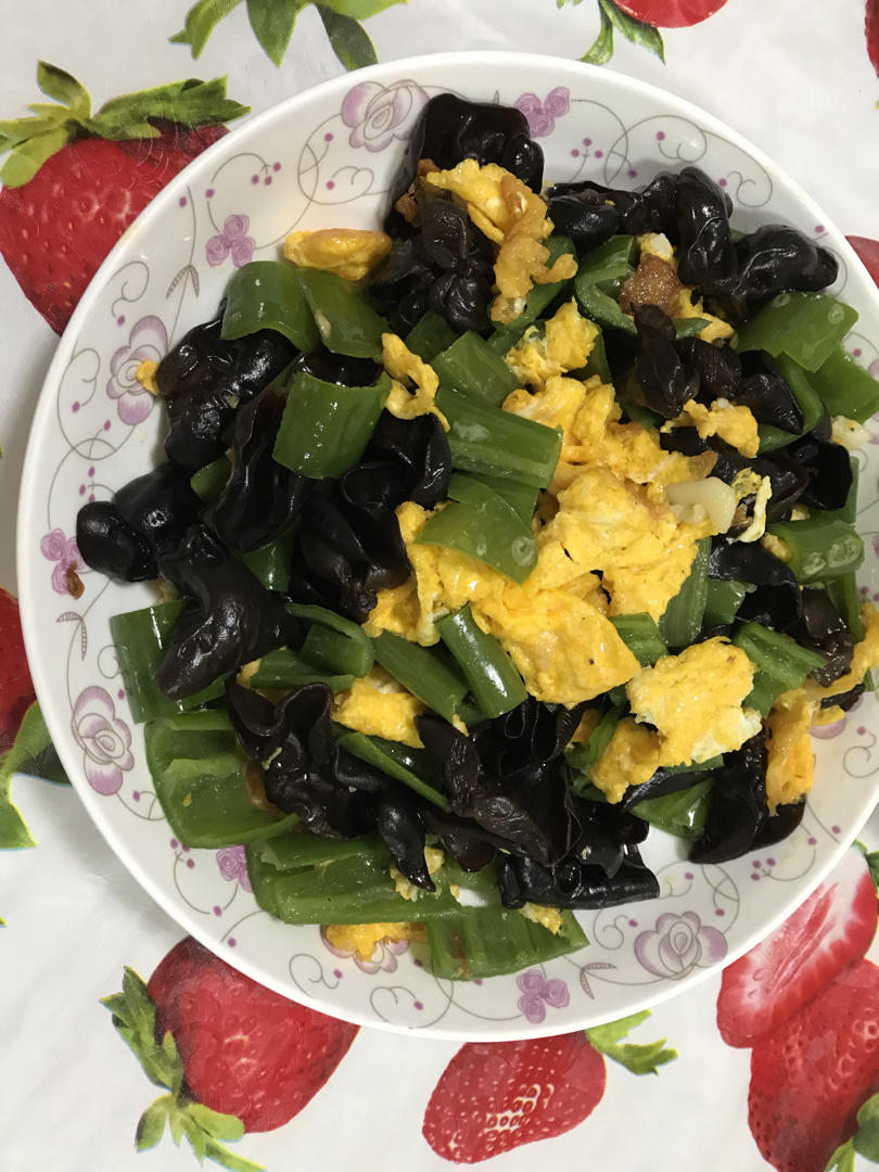 黑木耳青椒炒鸡蛋（营养又下饭）