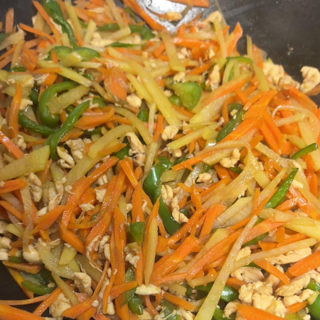 超下饭的青椒胡萝丝炒肉