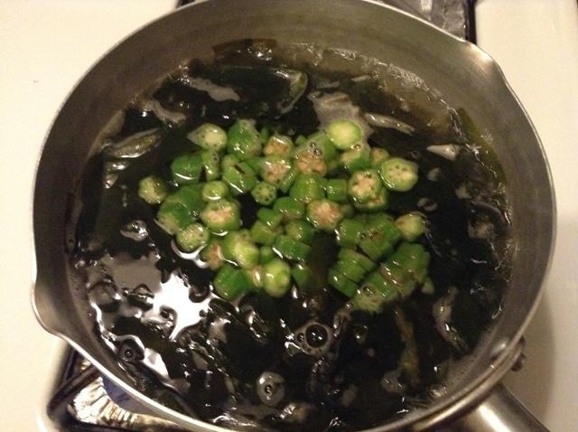 秋葵海带芽蛋汤的做法 步骤3