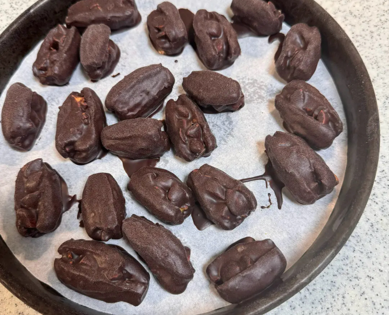 TikTok超火的健康零食巧克力夹心椰枣。的做法