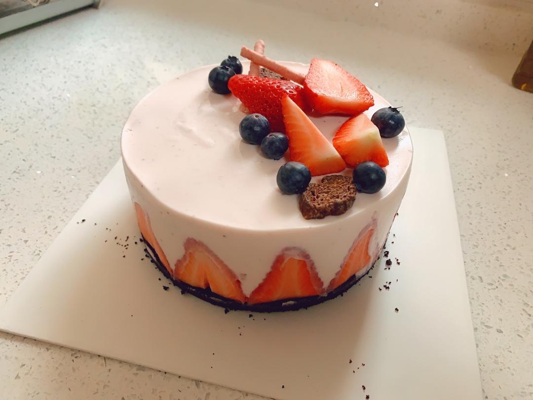 草莓季又到了，来个不用烤箱的草莓酸奶慕斯吧