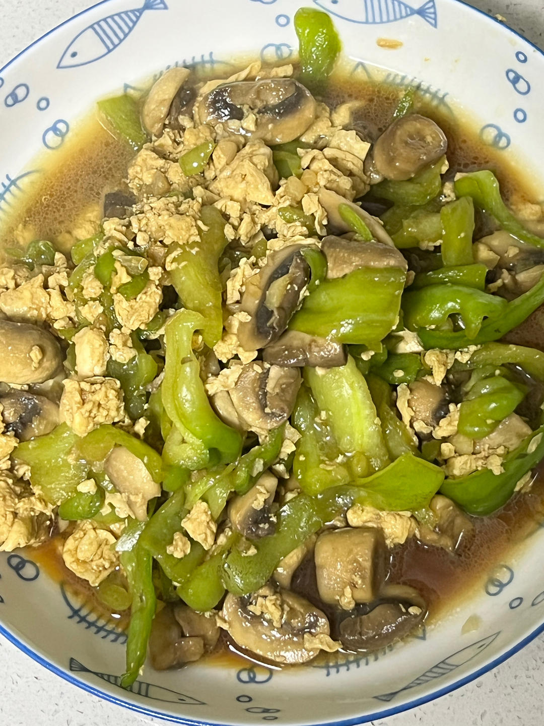 青椒鸡蛋炒蘑菇（简单，可做面条的浇头）稍微放点水就可以做盖浇