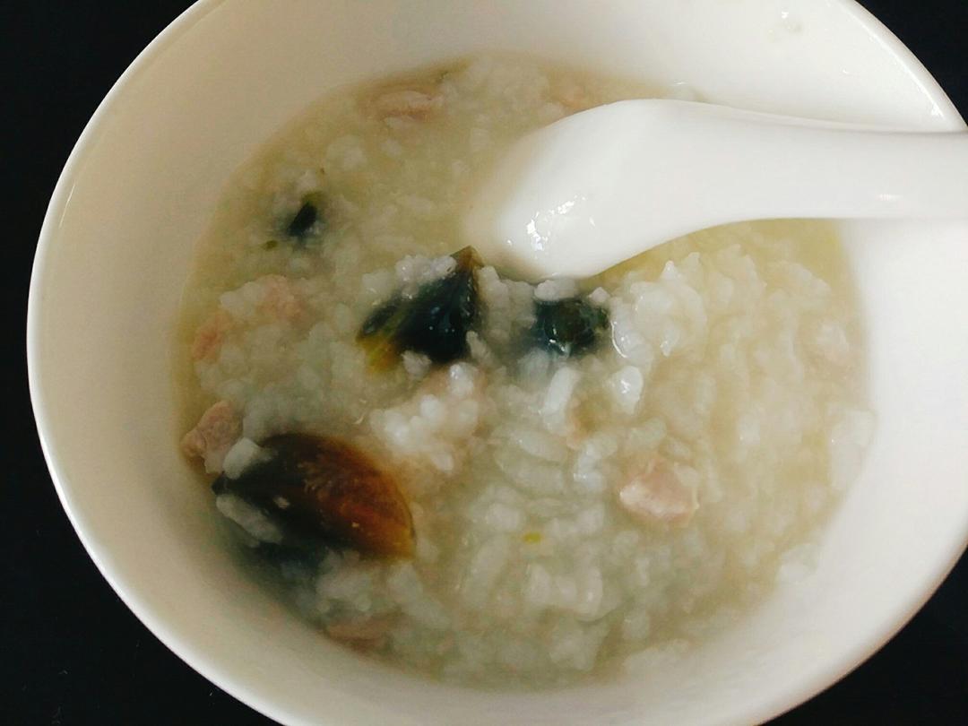砂锅皮蛋瘦肉粥