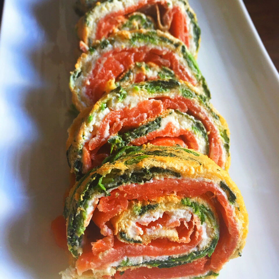 烟熏三文鱼菠菜蛋卷