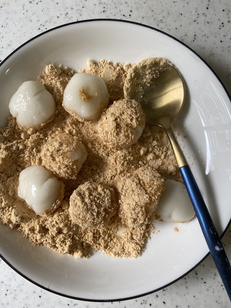 猫愚尔做的糯米团子(滚黄豆粉)
