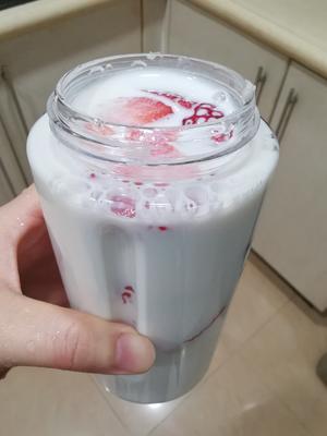 草莓🍓香蕉奶昔的做法 步骤3