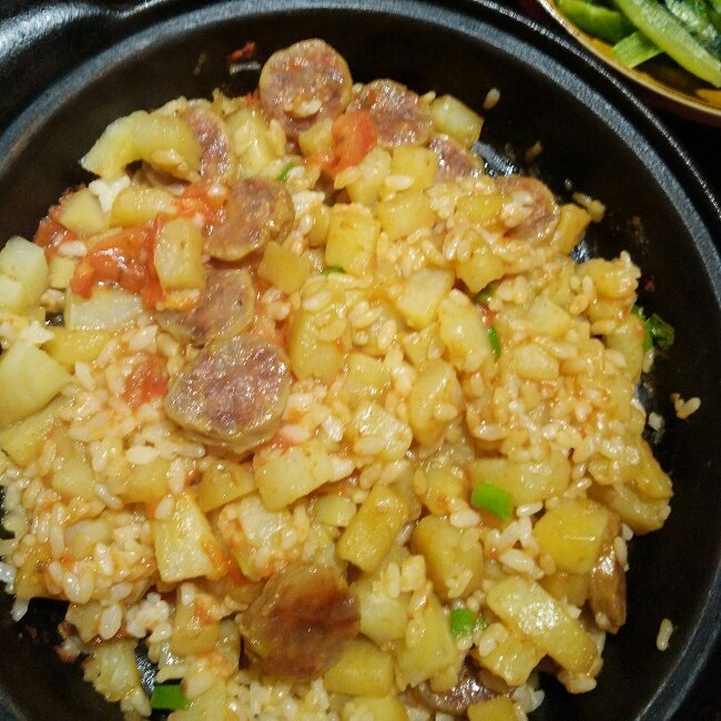 土豆香肠焖饭——塔吉锅版的做法
