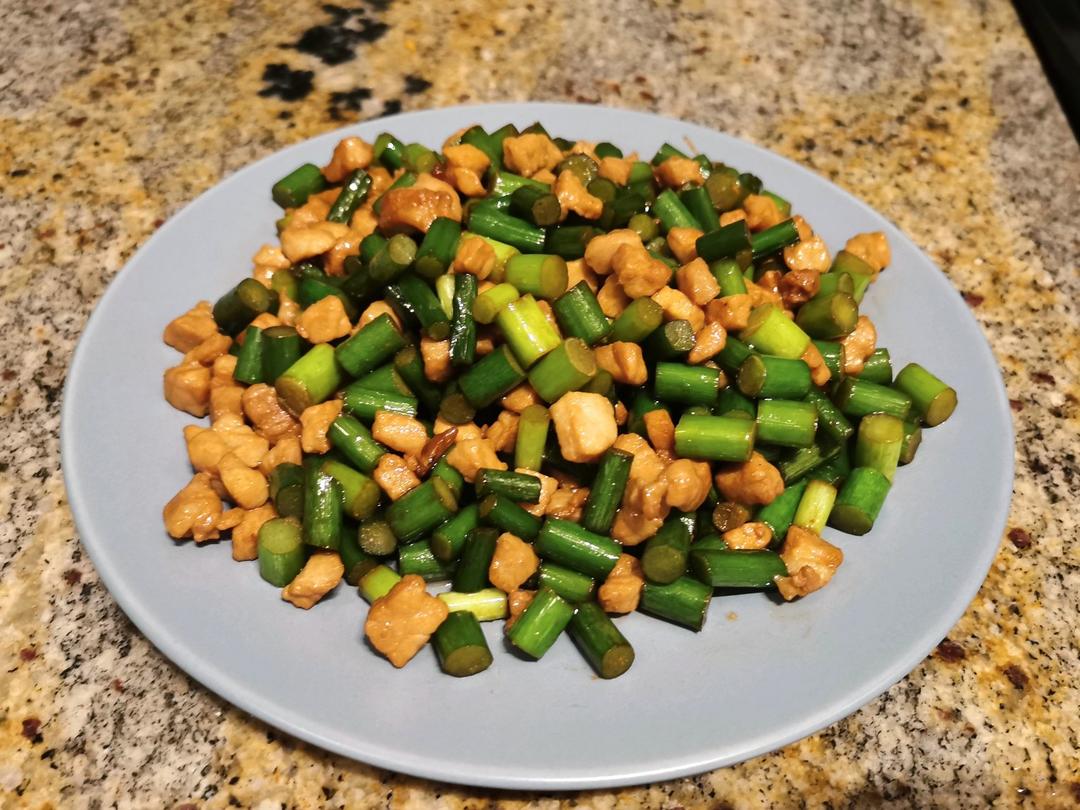 不加一滴水的苍蝇头❗️两步搞定❗️蒜苔炒肉