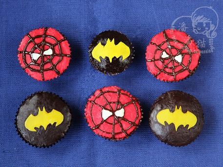 蝙蝠侠和蜘蛛侠杯子蛋糕的做法