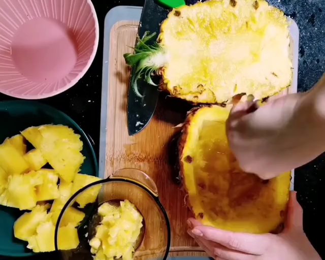 菠萝炒饭（附挖菠萝肉教程）的做法 步骤5