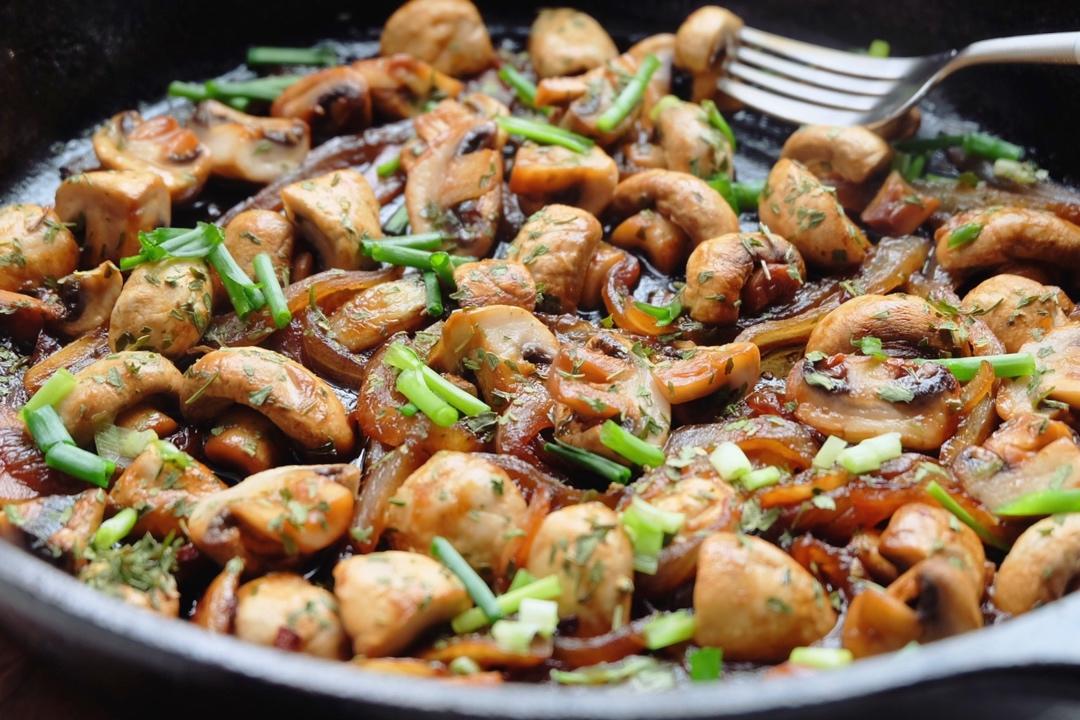 【健康三餐】焦香洋葱煎蘑菇