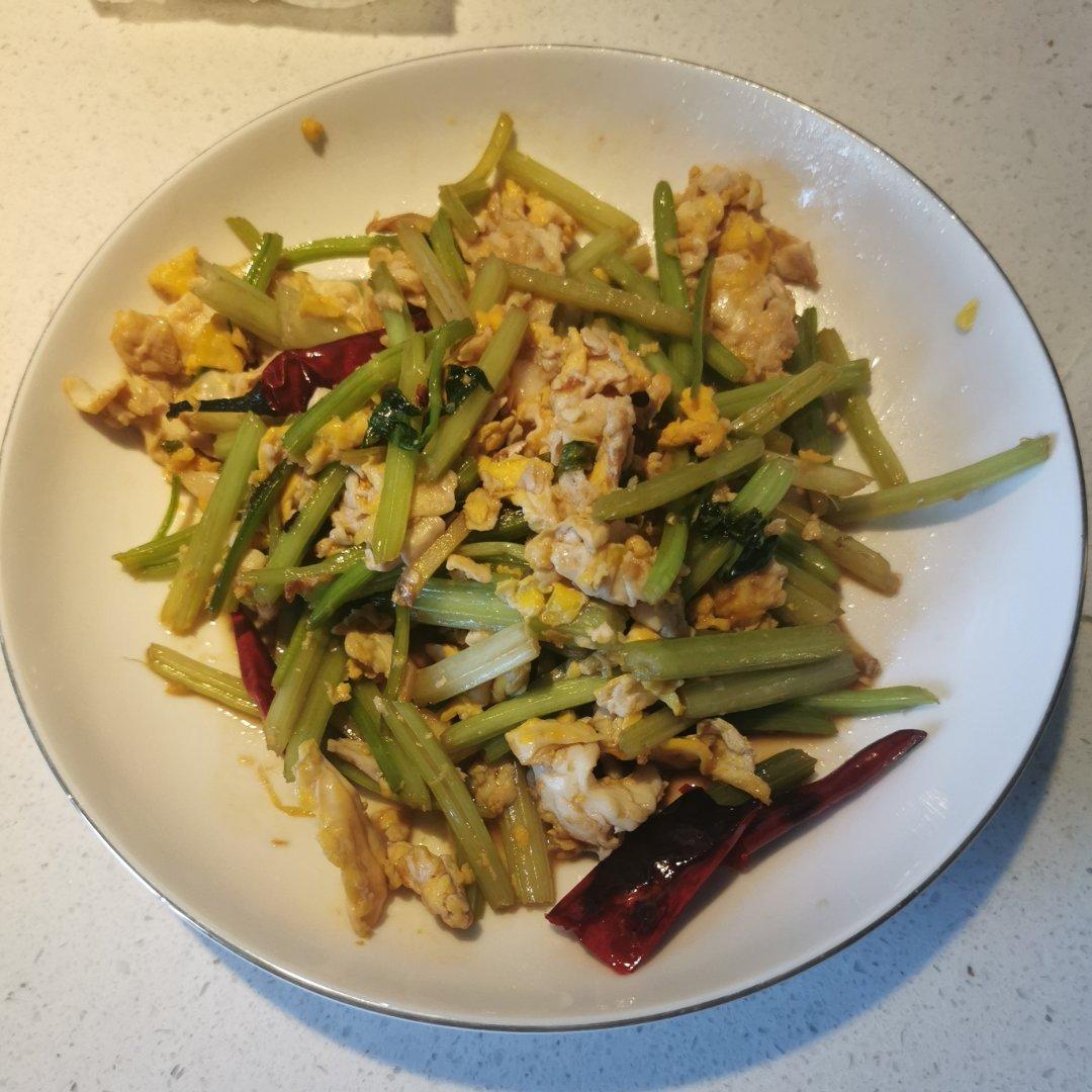 芹菜炒鸡蛋(超级简单的快手菜呀~)