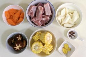 胡萝卜玉米山药排骨汤的做法 步骤2
