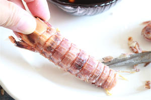 清蒸皮皮虾（不伤手的吃法）的做法 步骤6