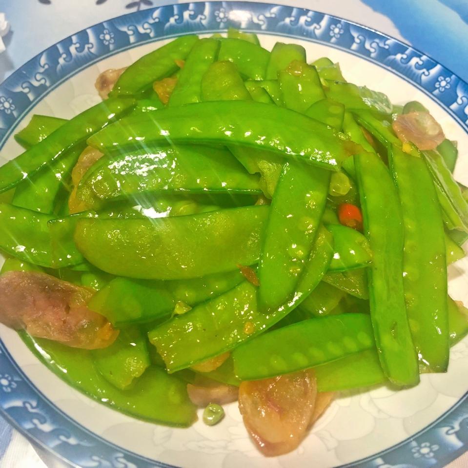 家常美食腊肠炒荷兰豆
