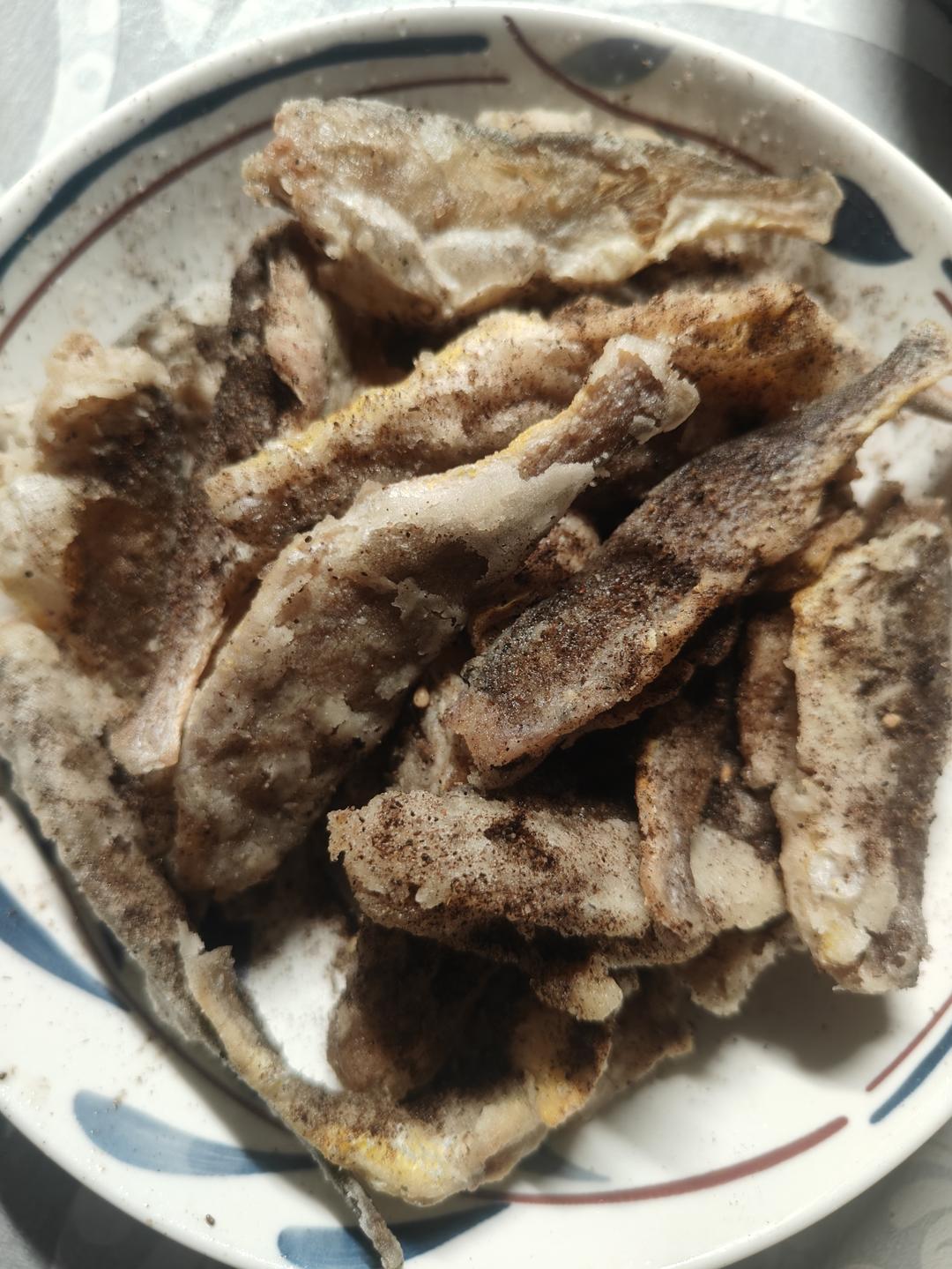 外酥里嫩：不会回软的干炸小黄鱼。