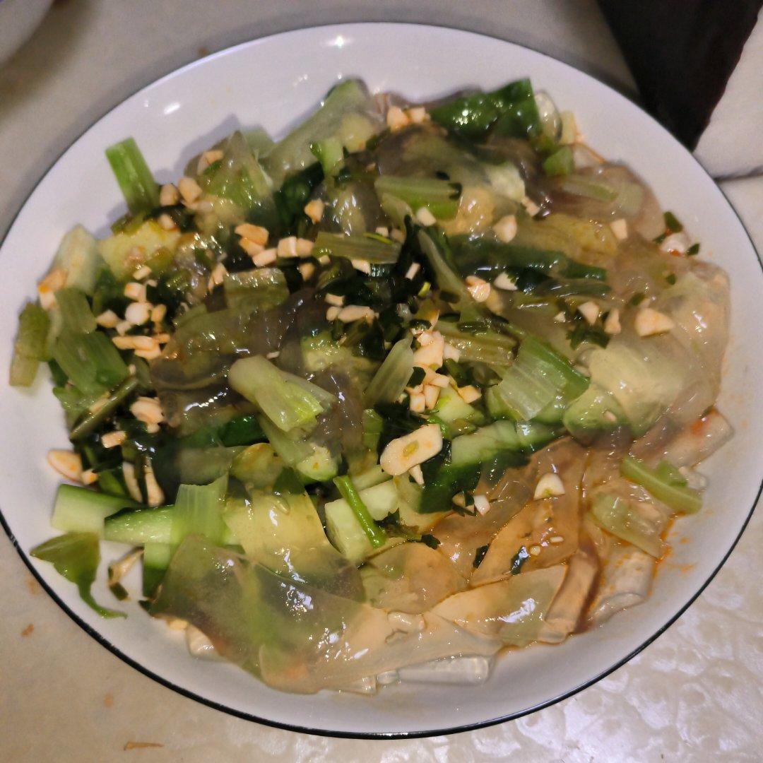 东北拍黄瓜拌拉皮凉菜